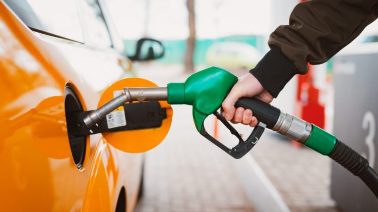 Carburanții se scumpesc și în weekend! Prețul benzinei crește cu 5 bani. Cât costă motorina