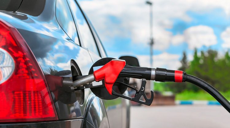 Benzina se scumpește, iar motorina se ieftinește! Cât costă azi carburanții
