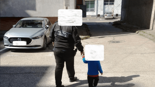 Strigător la cer! Un copil de 2 ani din Moldova, găsit rătăcit pe o stradă din România