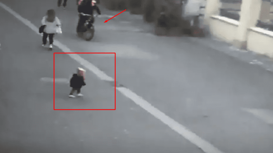 VIDEO Ți se oprește inima în loc. Momentul în care o fetiță de 2 ani este lovită de un biciclist