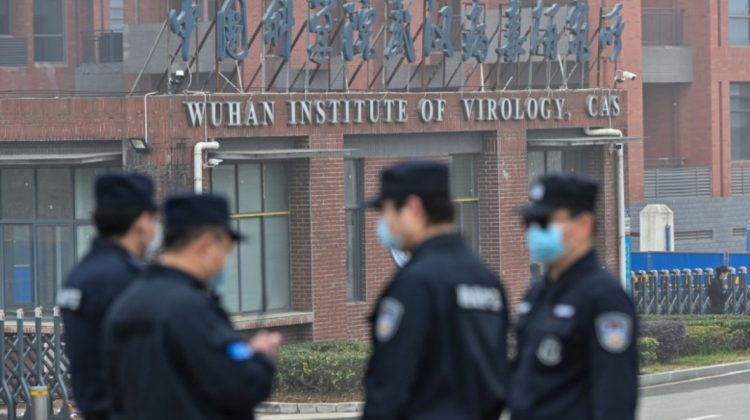 China reacționează la acuzațiile FBI privind originea Covid: „Îndemnăm să respecte știința”