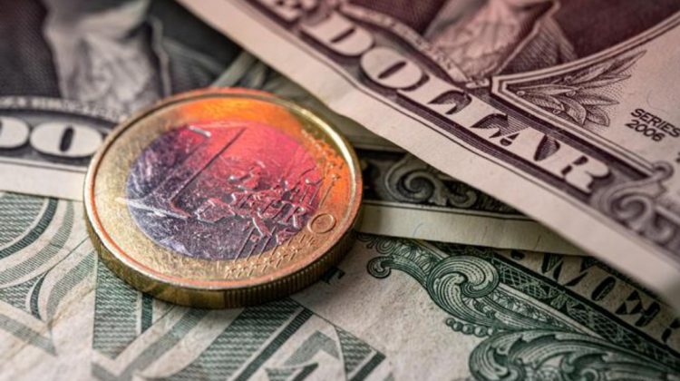 CURS VALUTAR 30 martie: Dolarul pierde poziții în fața leului, iar euro se scumpește