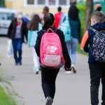 O elevă din București, trimisă în judecată pentru că a lovit o profesoară. Ce riscă