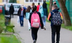O elevă din București, trimisă în judecată pentru că a lovit o profesoară. Ce riscă