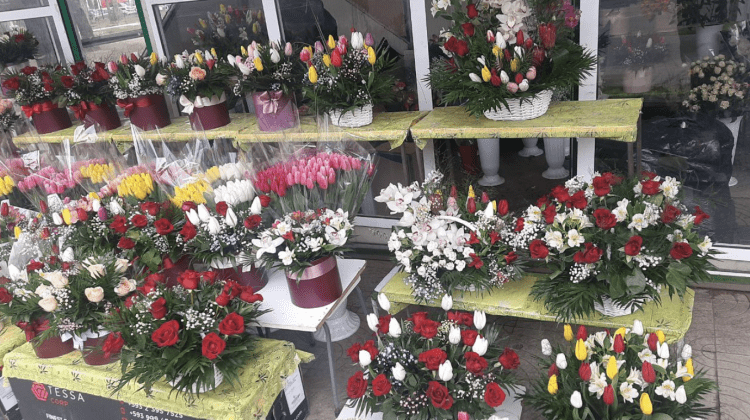 GALERIE FOTO cu florile în ajun de 8 martie. Care sunt prețurile