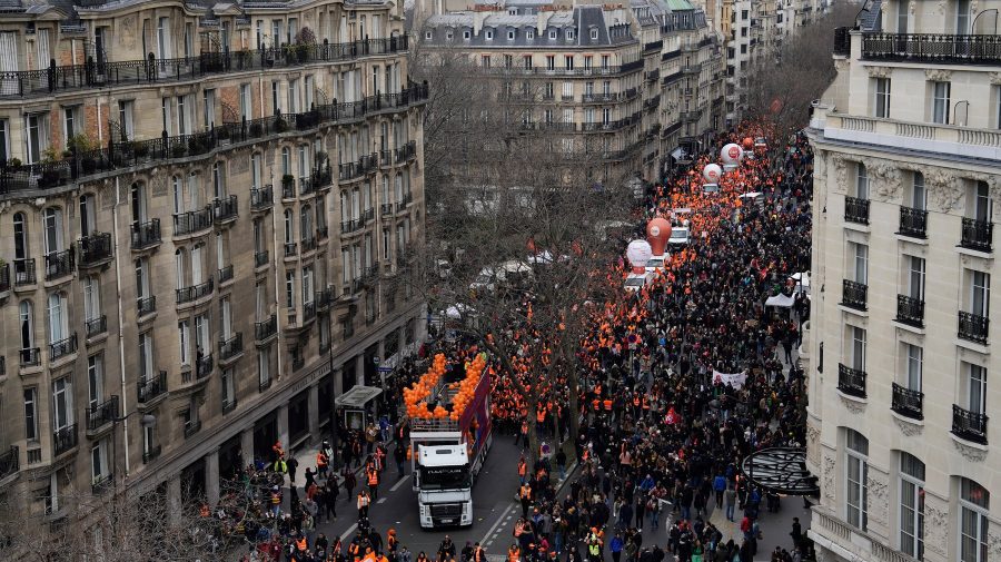 VIDEO Francezii încearcă să împiedice creşterea vârstei de pensionare. Grevele vor continua, au fost violenţe la Paris