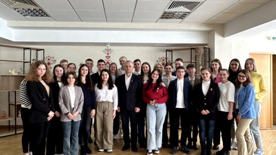 Ministrul Topală, preocupat de participarea tinerilor la luarea deciziilor: „Ideile lor sunt creative și inovative”