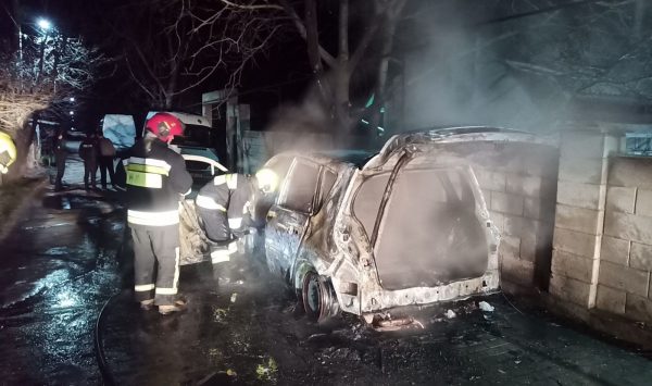 VIDEO cu momentul în care un Renault este „înghițit” de flăcări. Mașina a fost distrusă în totalitate