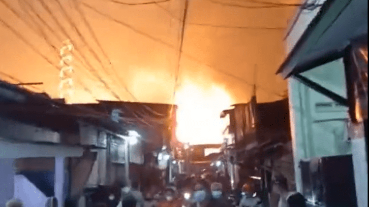 VIDEO Incendiu ucigaș la un depozit de combustibil din Indonezia. Sunt morți și răniți