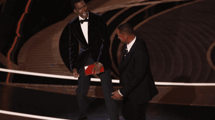 VIDEO La un an după ce a fost pălmuit de Will Smith, Chris Rock ripostează cu un număr de stand-up
