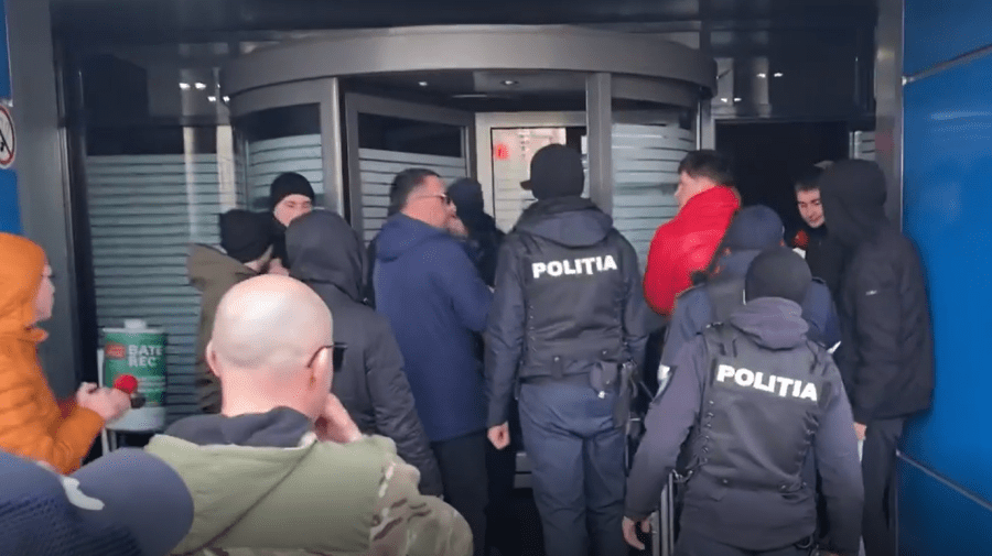 VIDEO cu PROTESTUL de la Apă-Canal. Consumatorii din Durlești spun că au rămas fără apă. Reacția întreprinderii
