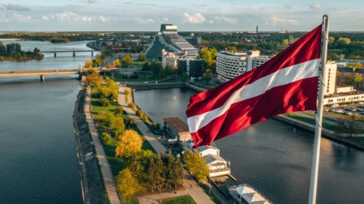 Valiza în mâini și la revedere! Letonia va expulza rușii care nu trec testul de cunoaștere a limbii de stat