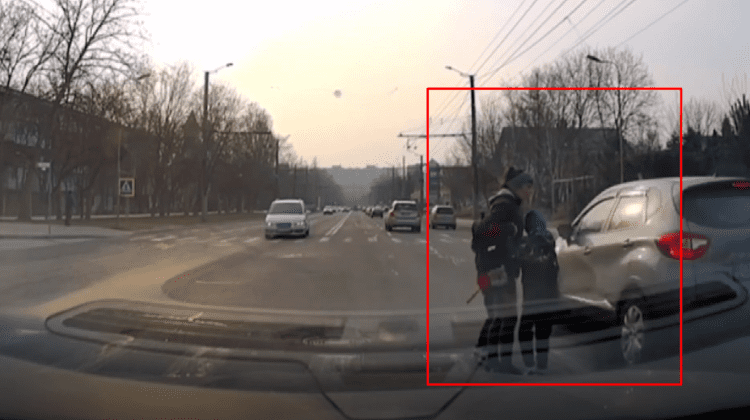 VIDEO Mama și doi copii – la un pas să fie spulberați pe trecerea de pietoni. Cine se afla la volan