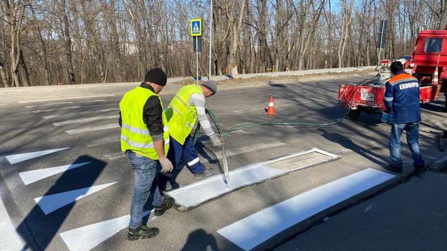 FOTO În Capitală are loc înnoirea marcajelor rutiere în preajma instituțiilor de învățământ