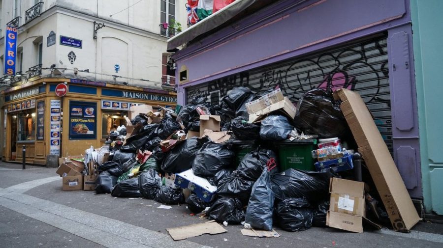 Munţi de gunoaie pe străzile din Paris. Angajaţii de la salubritate sunt în a opta zi de grevă