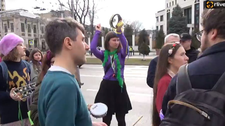 VIDEO „Tu ești agresorul!” Participanții marșului feminist au scandat lozinci anti Putin în fața ambasadei Rusiei