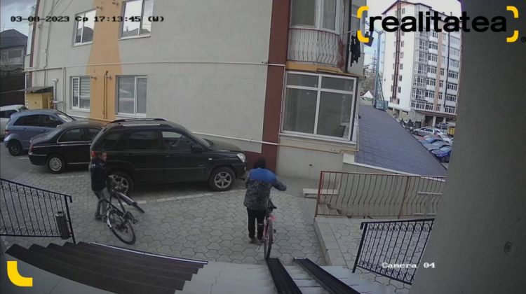 FOTO Atenție la hoții de biciclete! Doi tineri, surprinși cum fură din curtea unui bloc de la Durlești