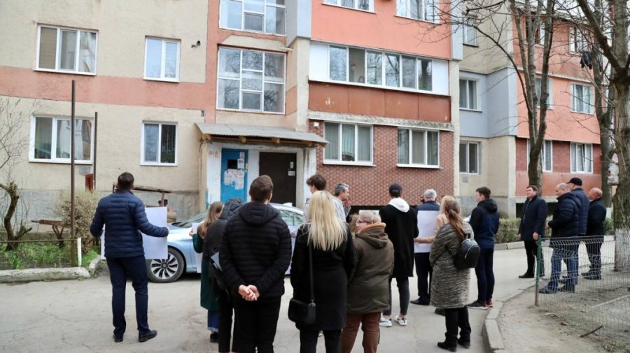 FOTO Socialiști cu pancarte, în fața blocului în care locuiește Alexandr Nesterovschi