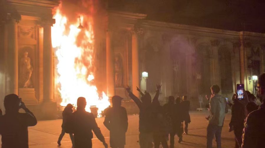 VIDEO Imagini șocante în Franța! Protestatarii au incendiat primăria din Bordeaux