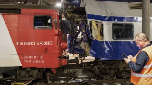 FOTO, VIDEO O locomotivă a intrat într-un vagon de călători la Galați. Conductorul suferise stopuri cardio-respiratorii