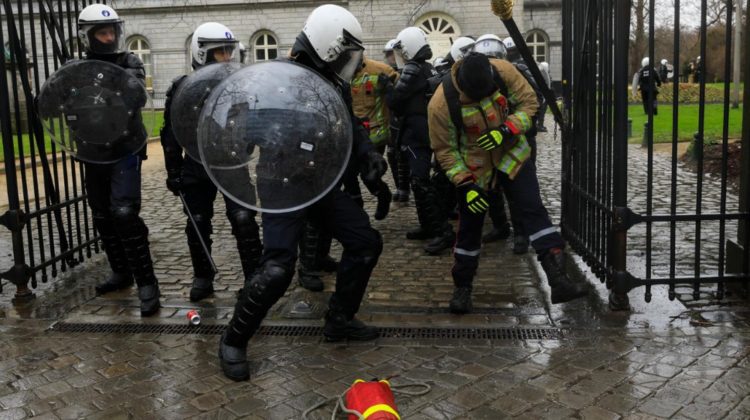 VIDEO Protest masiv al pompierilor la Bruxelles! Sediul Comisiei Europene, luat cu asalt de protestatari