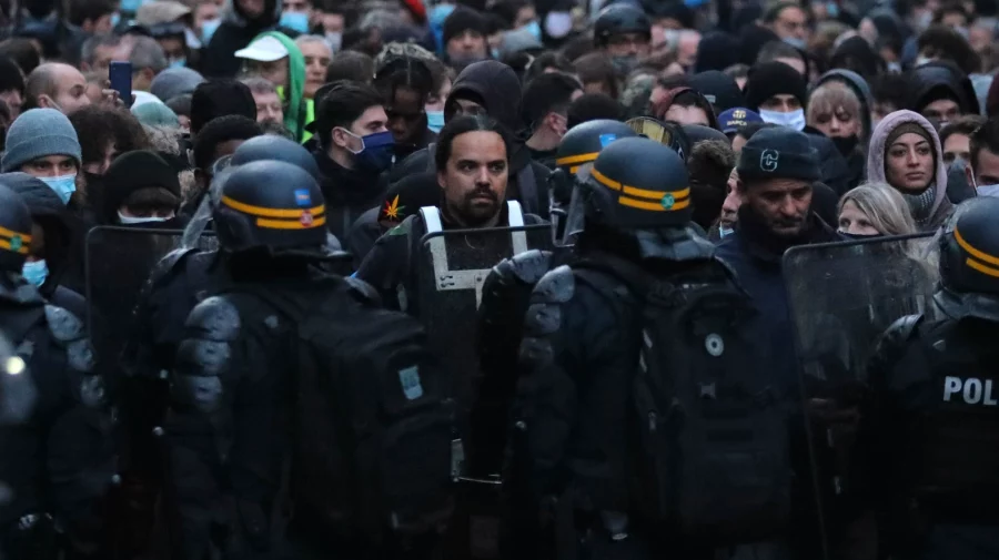 VIDEO Protestele violente din Franța: Poliția a aresta 457 d epersoane și acuză instigări