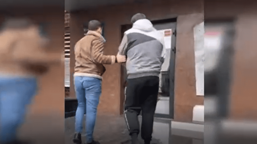 VIDEO Trei bărbați – încătușați de polițiști! Ce au încercat să facă pe o stradă din Capitală