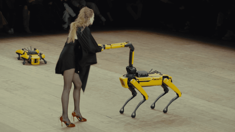 VIDEO O casă de modă de fițe a folosit roboți militari ca să dezbrace modelele de pe podium