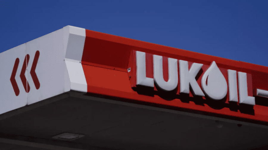Lukoil va vinde rețeaua de benzinării de la noi o dată cu cea din România. Printre interesați – Rompetrol şi Shell