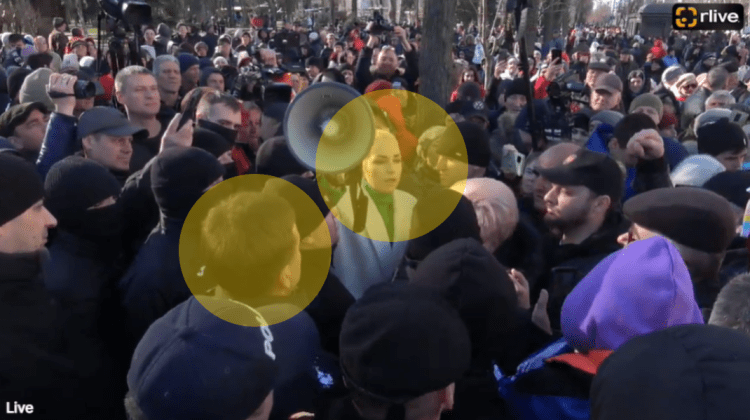 FOTO Trei deputați ȘOR au reușit să intre la Guvern, după ce protestatarii au respirat nas în nas cu polițiștii