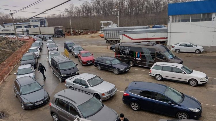 FOTO Unde pleacă moldovenii? Se atestă trafic intensiv la Sculeni și Leușeni