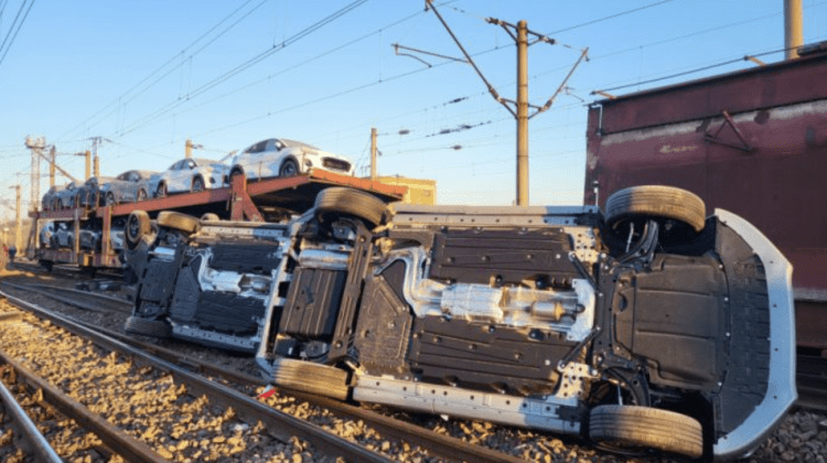 FOTO Incident feroviar grav. Un tren de călători a izbit violent unul marfar. 12 persoane au fost rănite
