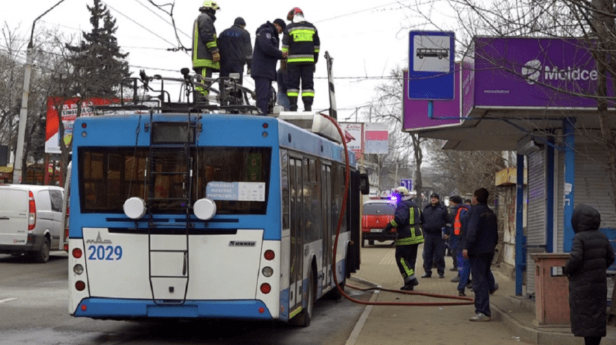 Panică la Bălți! Au intervenit pompierii, după ce un troleibuz cu pasageri a luat foc