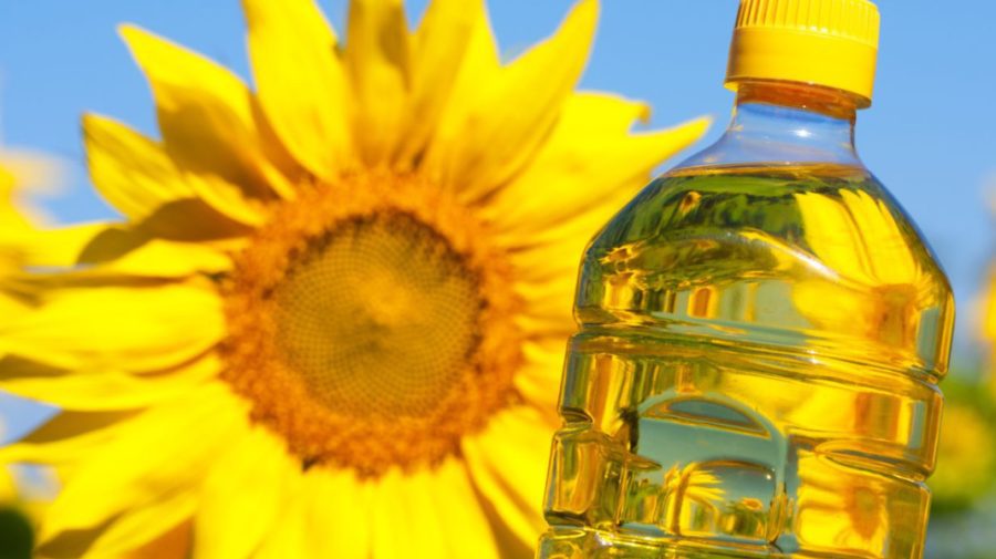 Uleiul de floarea-soarelui s-a ieftinit semnificativ! Cât va costa un litru