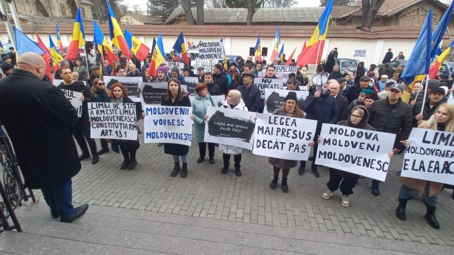 FOTO, VIDEO „Decizie luată la Selsovet”. BCS protestează la Curtea Constituțională împotriva limbii române