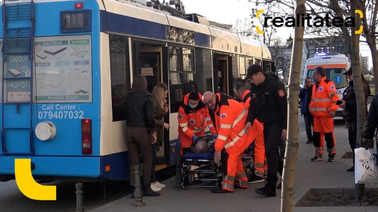VIDEO I s-ar fi făcut rău chiar în troleibuz. Un bărbat din Chișinău, preluat de medicii de pe ambulanță