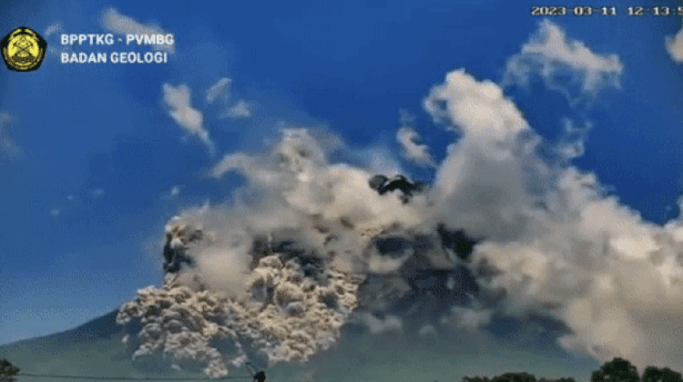 VIDEO cu erupția spectaculoasă a unui vulcan din Indonezia. Populația a fost evacuată