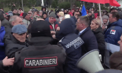 VIDEO cu altercațiile de la protestul din fața Parlamentului. Poliția anunță câte persoane a escortat la inspectorate