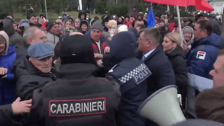 VIDEO cu altercațiile de la protestul din fața Parlamentului. Poliția anunță câte persoane a escortat la inspectorate