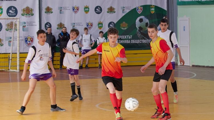 FOTO Start campionatului de minifotbal pentru copii la Taraclia. Câștigătorii vor primi un teren de minifotbal