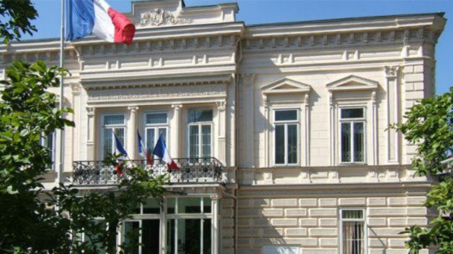 Ca în Chișinău… O bucată de tencuială în București a căzut în capul unui angajat al Ambasadei Franței