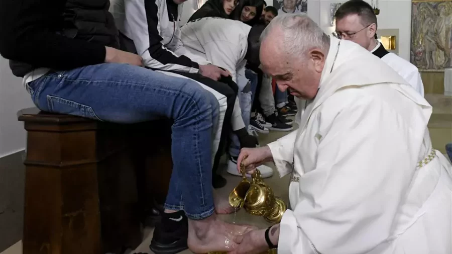 Tradițional, de Joia Mare, Papa Francisc a spălat picioarele unor tineri deținuți