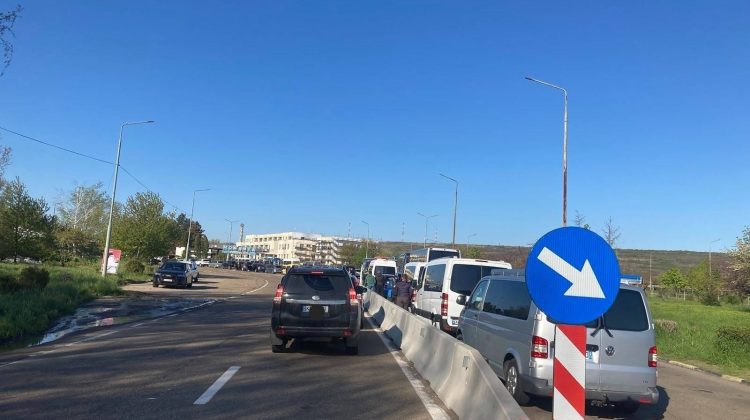 FOTO Haos la vama moldo-română, Leuşeni-Albiţa: Zeci de automobile stau în şir la coadă