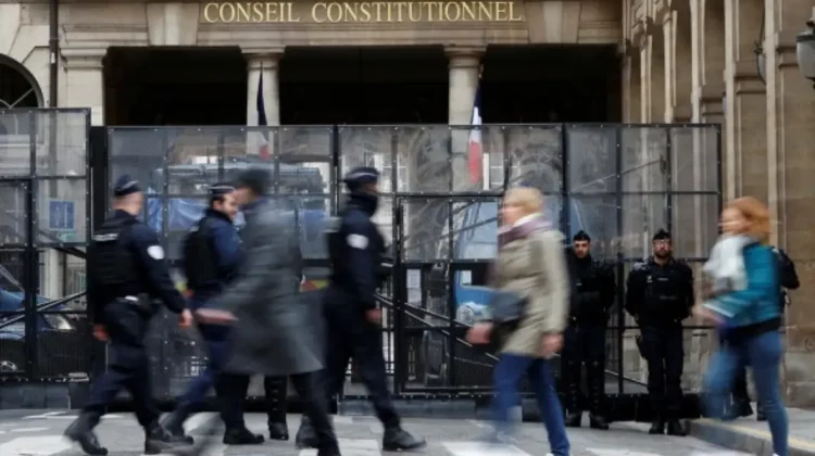 ULTIMA ORĂ! Consiliul Constituțional al Franței susține reforma pensiilor. Polițiștii au sporit securitatea la Paris
