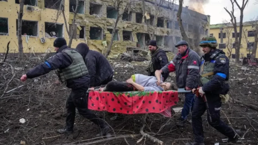 Fotografia principală a anului 2023 a fost făcută la maternitatea Mariupol bombardată de armata rusă