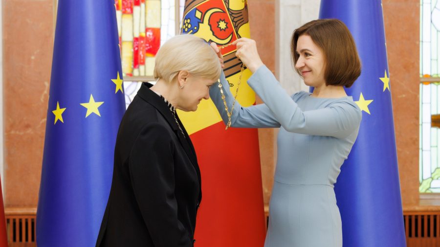 Distincții pentru dansatorii de la Codreanca. Maia Sandu a înmânat clubului Ordinul Republicii