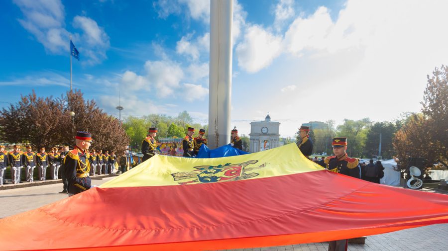 Grosu, mesaj în debutul ședinței plenare: ”Cu acest drapel istoric, vom merge în viitor, în UE!”