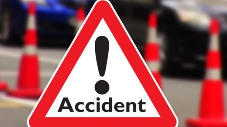 VIDEO Accident matinal: Un șofer a ajuns cu mașina pe gazon, după ce ar fi pierdut controlul volanului