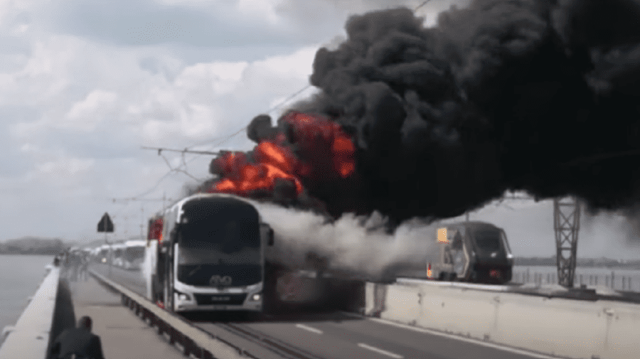 IMAGINI ȘOCANTE: Un autocar cu opt pasageri a luat foc, pe drumul de la aeroport, în Italia