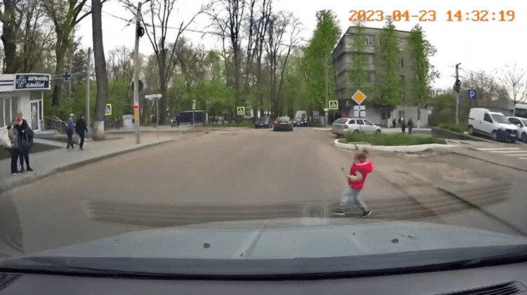 VIDEO Ți se oprește inima în loc! O copilă, la un pas de a fi spulberată de o maşină. Unde erau părinții?!